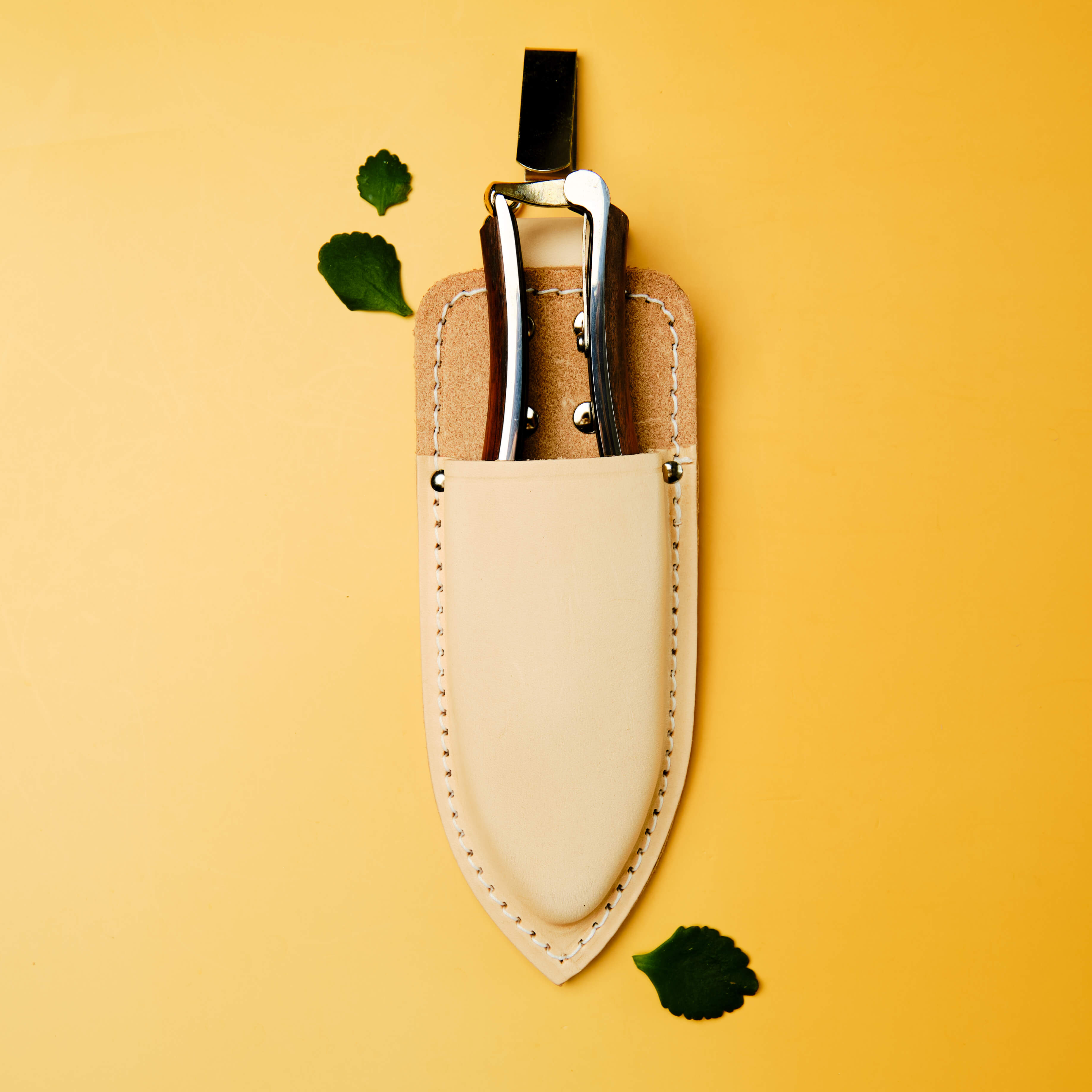 Étui en cuir pour sécateur de jardin