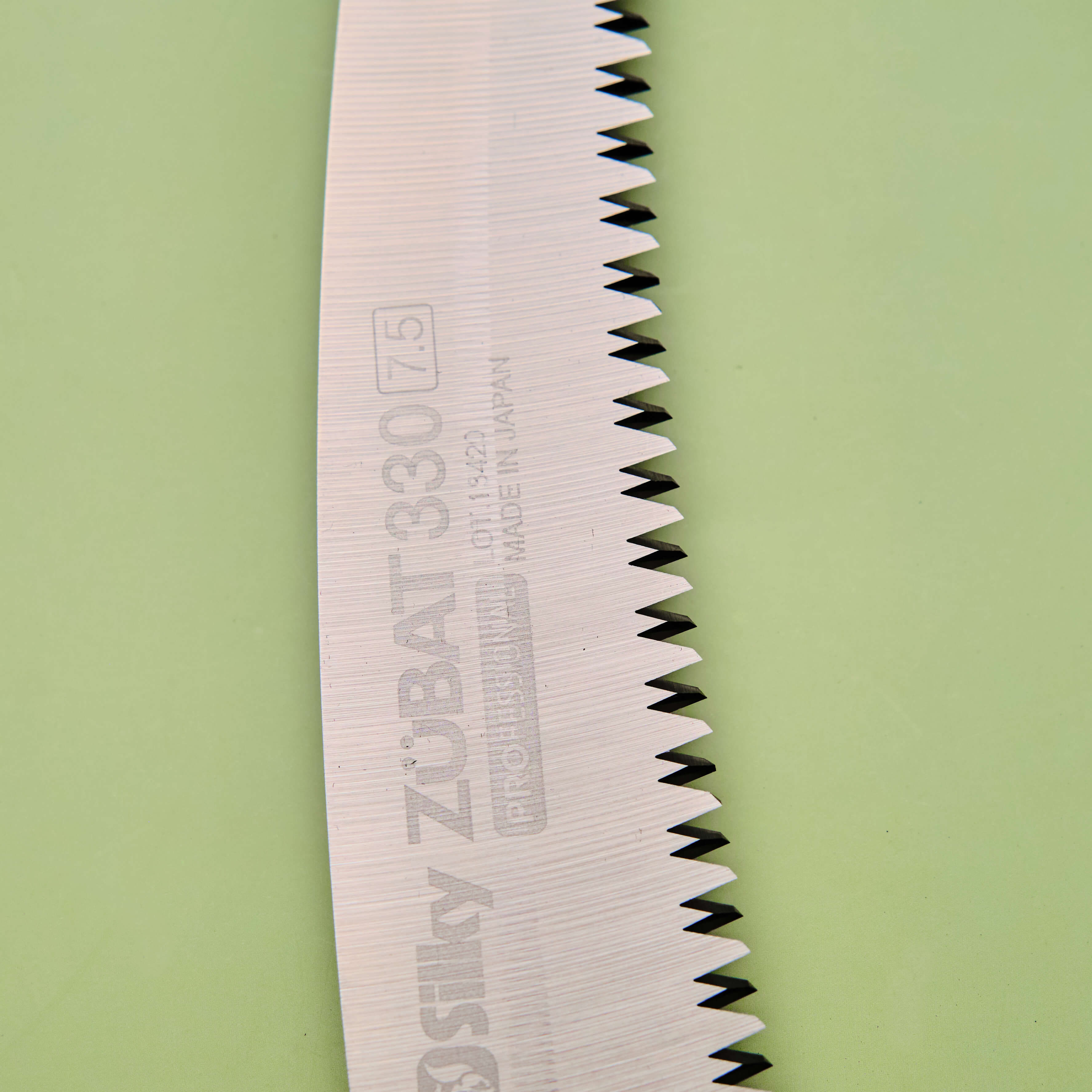 Scie d'élagage à denture courbée 330mm, manche ergonomique noir